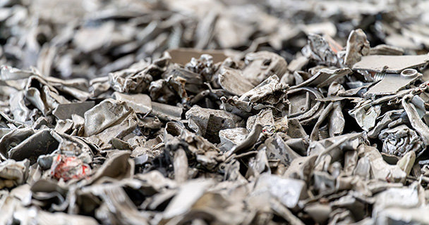 <h2>Het belang van het recycleren van afgedankte voertuigen</h2>
<p class="text-primary-85">Afgedankte voertuigen vormen een belangrijke bron van vervuiling als ze niet op de juiste manier worden behandeld. Componenten zoals motorvloeistoffen, accu's en bepaalde zware metalen kunnen ernstige schade aan het milieu veroorzaken als ze worden achtergelaten of verkeerd worden behandeld. Bovendien bevatten voertuigen veel recycleerbare materialen, waaronder staal, aluminium, glas en verschillende kunststoffen. Door recyclage kunnen deze materialen worden teruggewonnen, waardoor de ontginning van primaire grondstoffen wordt verminderd en de ecologische voetafdruk wordt beperkt.</p>
<p>&nbsp;</p>