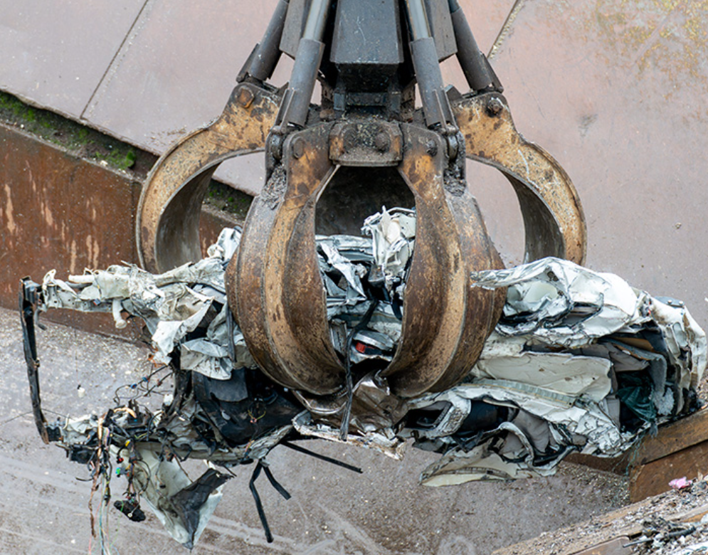<h2>Vernietiging</h2>
<p>Na demontage wordt de carrosserie van het voertuig vermalen. De overige materialen, voornamelijk bestaande uit metalen (ijzer, staal, aluminium) en kunststoffen, worden vervolgens gesorteerd voor recyclage. Dit proces wint waardevolle grondstoffen terug en beperkt de hoeveelheid afval die naar de stortplaats gaat. Het breken en recycleren van metaal vermindert ook de vraag naar nieuwe grondstoffen, wat een positief effect heeft op het terugdringen van de uitstoot van broeikasgassen als gevolg van de metaalwinning en -productie.</p>
<p>&nbsp;</p>