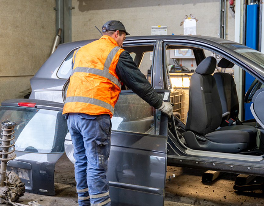 <h2>Demontage</h2>
<p>Nadat het voertuig is gedepollueerd, wordt het gedeeltelijk gedemonteerd om de herbruikbare en recycleerbare onderdelen terug te winnen. Onderdelen in goede staat, zoals motoren, versnellingsbakken, dynamo's en carrosseriedelen, kunnen als gebruikte reserveonderdelen worden doorverkocht.<br><br>Deze praktijk verlengt niet alleen de levensduur van bepaalde onderdelen, maar draagt ​​ook bij aan de circulaire economie door de noodzaak om nieuwe onderdelen te produceren te verminderen.</p>