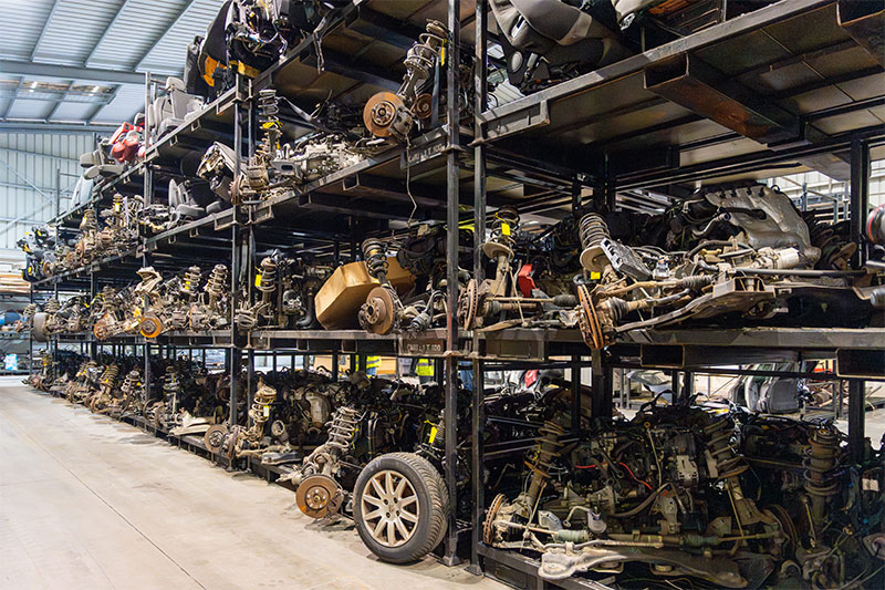 <h2 dir="ltr">Quelles pi&egrave;ces ont de la valeur ?</h2>
<p>M&ecirc;me si votre voiture est HS, certaines pi&egrave;ces restent recherch&eacute;es :</p>
<ul>
<li>Moteur et bo&icirc;te de vitesses</li>
<li>Carrosserie (portes, capot, pare-chocs)</li>
<li>&Eacute;lectronique (GPS, capteurs, &eacute;crans)</li>
<li>Pneus et jantes</li>
<li>Batteries et composants &eacute;lectriques</li>
</ul>
<p>Les batteries de voiture sont 100 % recyclables. Plus de 95 % de leurs composants (plomb, plastique, &eacute;lectrolyte) peuvent &ecirc;tre r&eacute;cup&eacute;r&eacute;s et r&eacute;utilis&eacute;s dans la fabrication de nouvelles batteries ou d&rsquo;autres produits industriels. Le <strong><a href="https://www.valorauto.com/fr/guide/recyclage-batterie-voiture" target="_blank" rel="noopener">recyclage de batterie de votre voiture</a></strong> permet donc &agrave; la fois de r&eacute;duire la pollution et d&rsquo;&eacute;conomiser des ressources naturelles.</p>